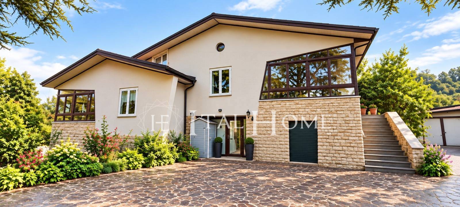 VILLA SINGOLA CON DUE APPARTAMENTO IN VENDITA A MERATE