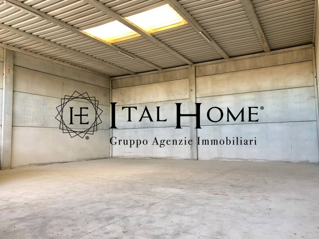 Capannone a Robbiate