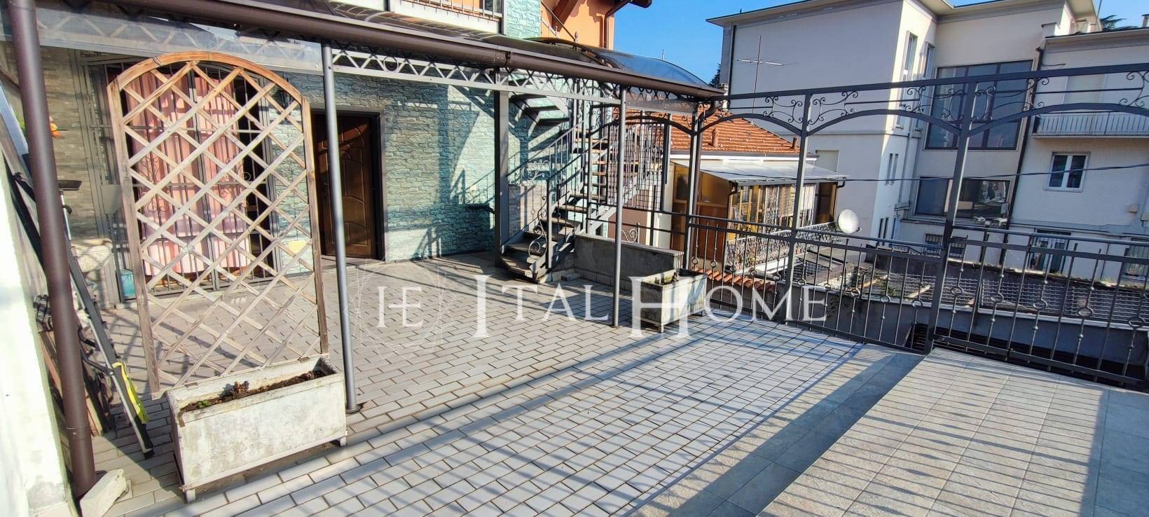 PORZIONE DI CASA INDIPENDENTE IN VENDITA A CASATENOVO 
