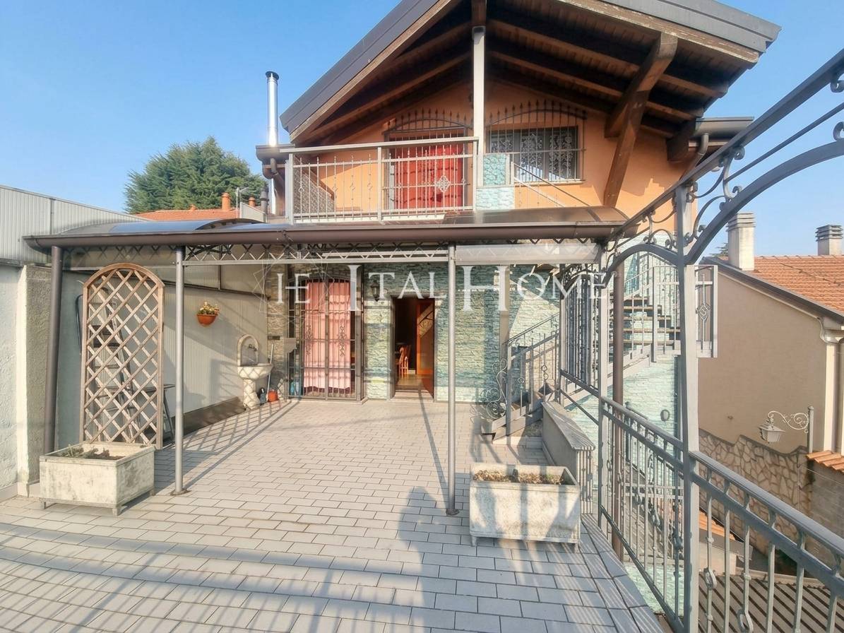 PORZIONE DI CASA INDIPENDENTE IN VENDITA A CASATENOVO